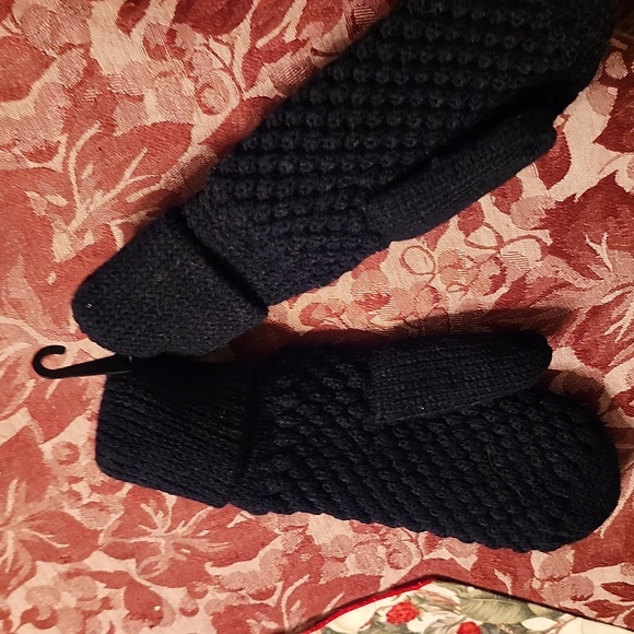 Rabbit rosette mittens - Picture 2 of 3